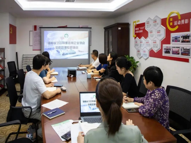 湖南天信興業(yè)會計師事務(wù)所副總經(jīng)理、注冊會計師曹明艷受邀為省守合同重信用協(xié)會秘書處授課